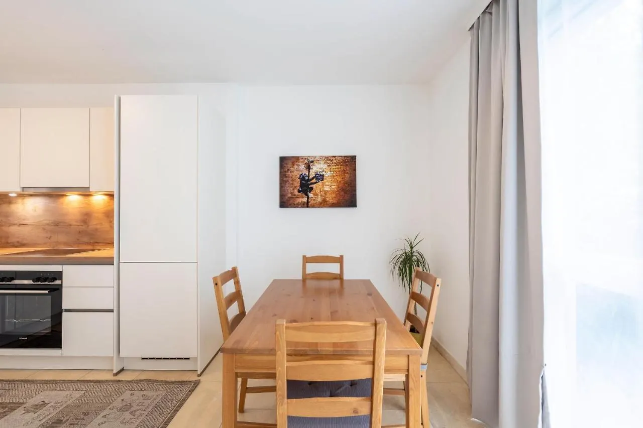 Donaufeld Living - Geräumiges Apartment mit Balkon Wien